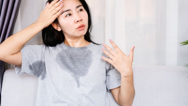 Đổ mồ hôi nhiều là bệnh gì? Khi nào cần đi khám?