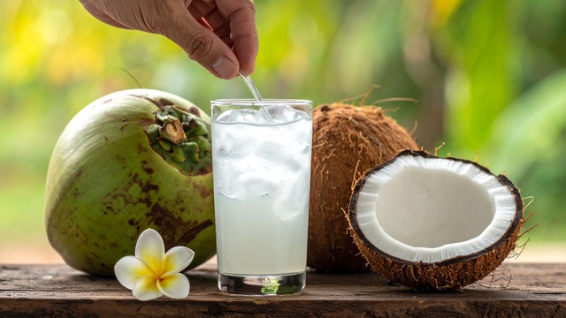 Dư ối có nên uống nước dừa không? Hướng dẫn an toàn cho mẹ bầu