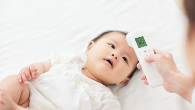 Trẻ sơ sinh 1 tháng tuổi sốt 37.5 độ có sao không?