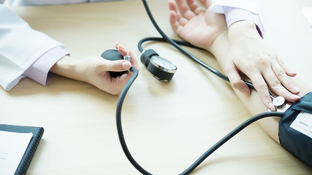 Huyết áp tăng đột ngột: Nguyên nhân, dấu hiệu cảnh báo và cách xử trí hiệu quả