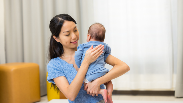 Khi nào không cần vỗ ợ hơi cho bé nữa?