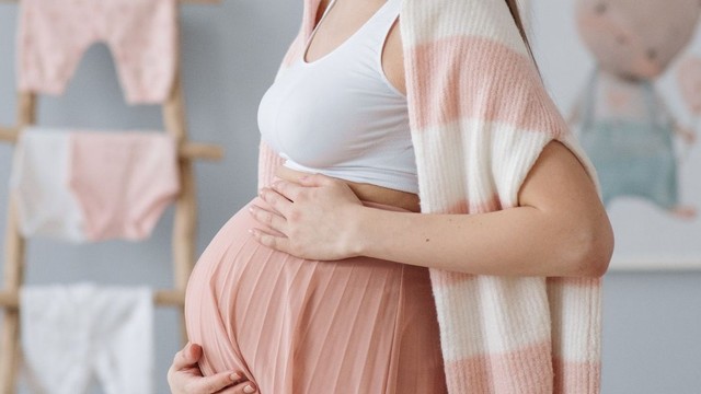 Khi thai máy có nhói bụng không? Những điều mẹ cần biết