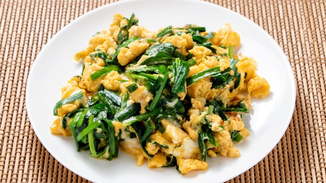 Lá hẹ xào trứng có tác dụng gì và một số điều bạn cần biết