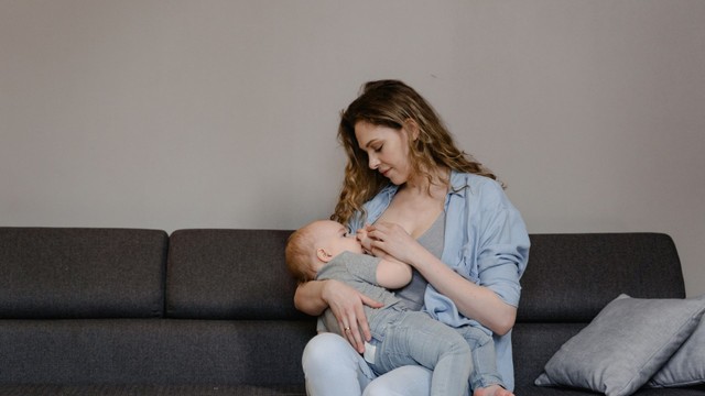 Làm sao biết sữa mẹ ít hay nhiều? Những dấu hiệu cụ thể
