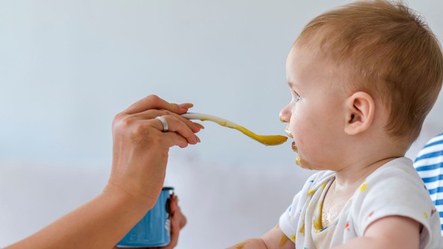 Lịch ăn dặm cho bé 7 tháng​: Hướng dẫn chi tiết giúp bé phát triển toàn diện