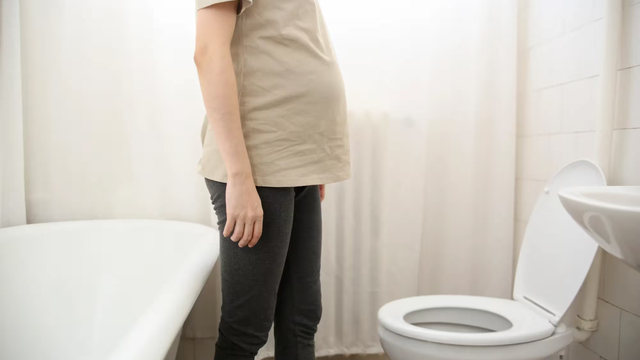 Mang thai 3 tháng đầu đi tiểu nhiều có sao không?  