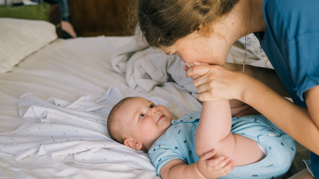 Mẹ bị ngộ độc cho con bú được không? Những điều cần biết để bảo vệ bé