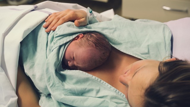 Mẹ sau sinh nên ăn gì để lợi sữa? Những loại thực phẩm và đồ uống cần tránh