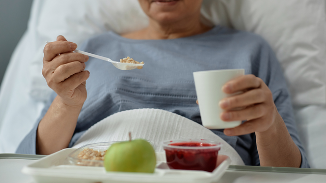 Mở khí quản có ăn được không? Cách chăm sóc dinh dưỡng cho người bệnh