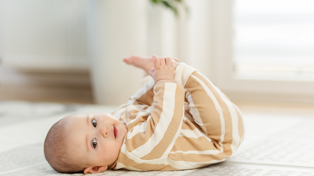 Mốc phát triển của trẻ từ 0 - 1 tuổi: Cha mẹ cần theo dõi thế nào cho đúng?