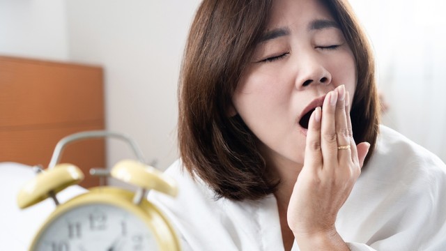 Ngáp nhiều là bệnh gì? Giải đáp chi tiết và cần đi khám khi nào?