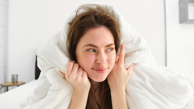 Ngủ dậy mặt bị sưng phải làm sao? Nguyên nhân và cách xử lý hiệu quả