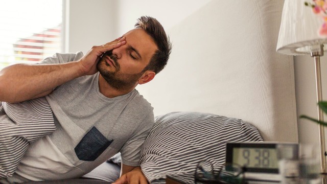 Ngủ không sâu giấc: Nguyên nhân, dấu hiệu và cách cải thiện