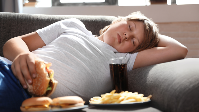 Ngủ ngay sau khi ăn có sao không? Những tác hại và lưu ý cần biết