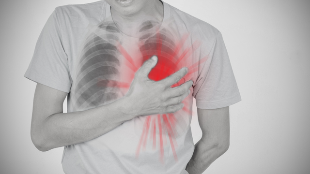 Ngực bị đau khi ấn vào là dấu hiệu gì và có nguy hiểm không?