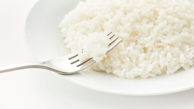 Người bị máu nhiễm mỡ có ăn cơm được không? Cách ăn cơm cho người máu nhiễm mỡ như thế nào?