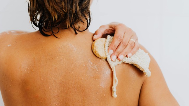 Người lớn sốt phát ban có được tắm không? Hướng dẫn chăm sóc đầy đủ nhất