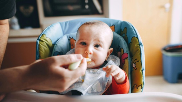 Trẻ ăn dặm bị táo bón​ do nguyên nhân nào? Hướng xử trí hiệu quả