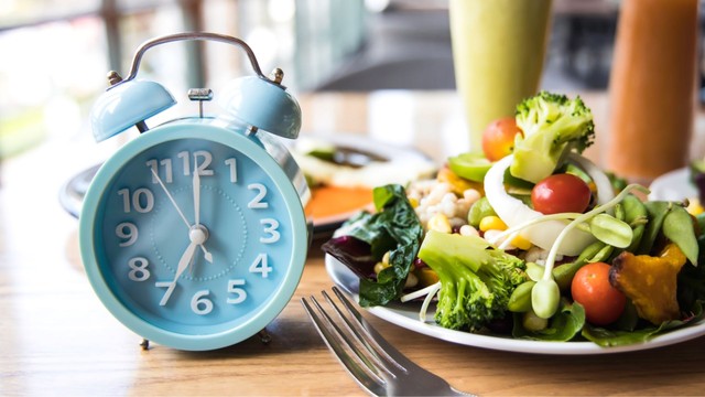 Nhịn ăn gián đoạn có tốt không? Lợi ích, rủi ro và những lưu ý khi áp dụng