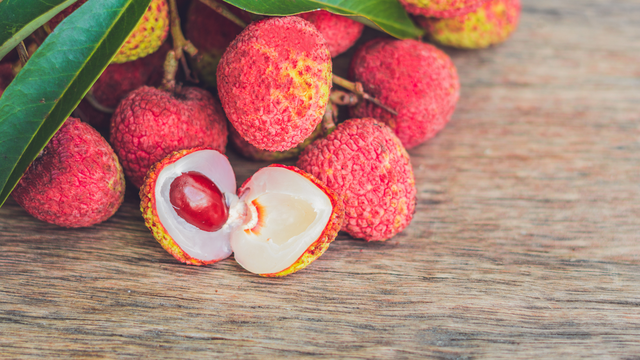 Ở cữ có được ăn vải không? Một số rủi ro khi ăn sai cách