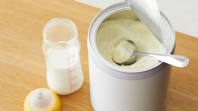 Pha sữa không đúng nhiệt độ có sao không? Cảnh báo cha mẹ cần biết