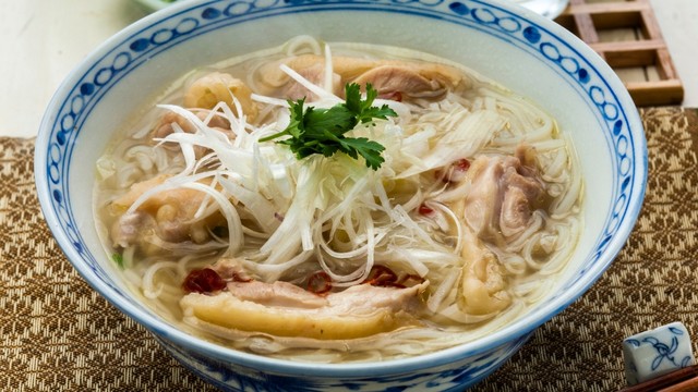 Phở gà bao nhiêu calo? Thành phần dinh dưỡng và lợi ích sức khỏe