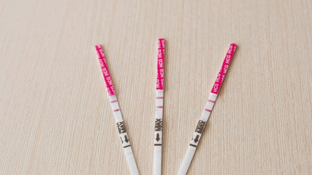 Que thử thai và que thử rụng trứng: Khác nhau thế nào, có dùng thay thế được không?