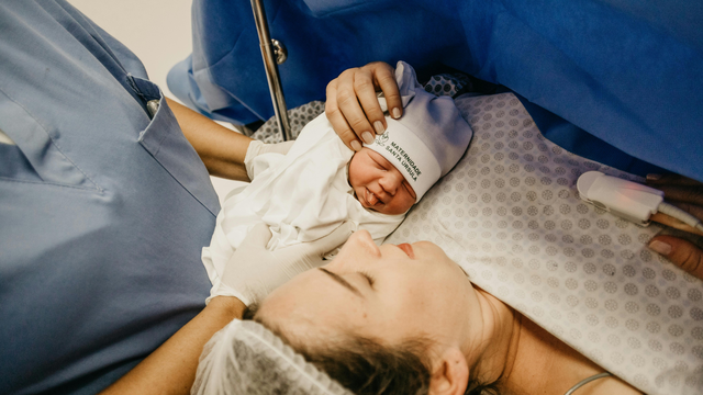 Sau sinh đi lại nhiều có bị sa tử cung không? Giải đáp thắc mắc cho các bà mẹ