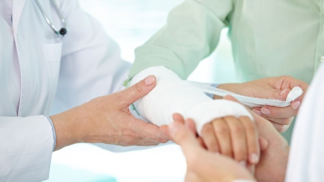 Sơ cứu bong gân đúng cách: Giảm đau nhanh và tránh biến chứng