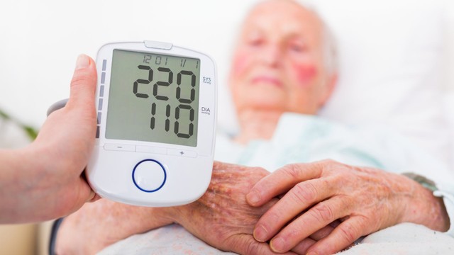 Sơ cứu người cao huyết áp tại nhà: Cách xử trí an toàn và những điều cần lưu ý
