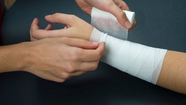 Sơ cứu vết thương: Hướng dẫn xử lý đúng cách, an toàn và hiệu quả