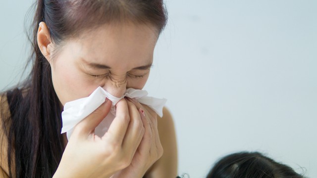 Sổ mũi ra máu có nguy hiểm không? Nguyên nhân và cách xử trí an toàn