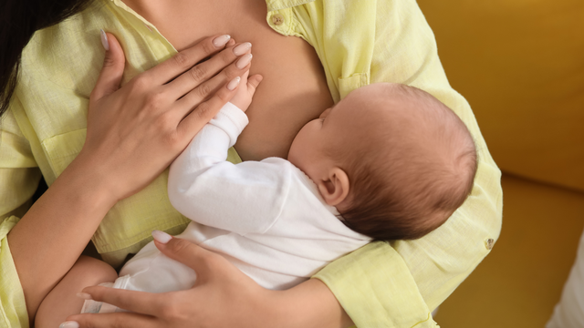 Sôi bụng cho con bú có sao không? Nguyên nhân và cách khắc phục