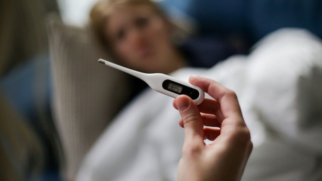 Sốt cao liên tục: Nguyên nhân, triệu chứng và hướng xử trí hiệu quả