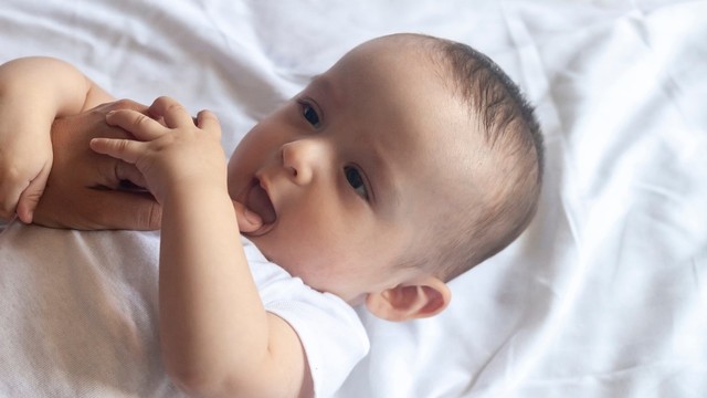 Sốt mọc răng ở trẻ: Nguyên nhân, dấu hiệu và cách chăm sóc an toàn 