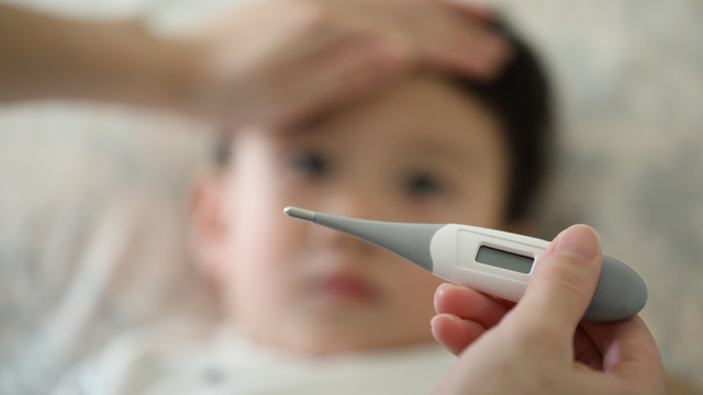 Sốt siêu vi mấy ngày hết? Dấu hiệu và cách xử lý hiệu quả cho trẻ