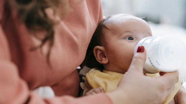 Sữa mẹ bắn vào mắt trẻ có sao không? Giải đáp chi tiết