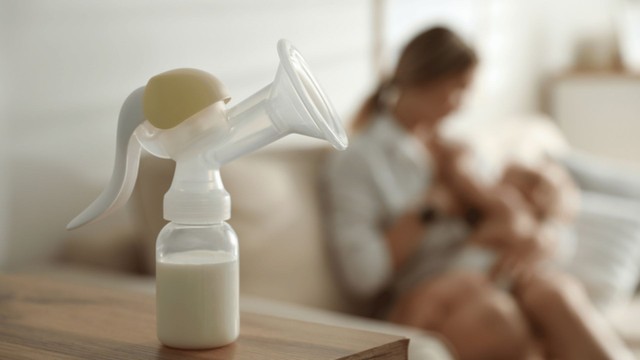 Sữa mẹ bị nhiều cặn trắng có sao không? Nguyên nhân và cách xử lý sữa nhiều cặn trắng