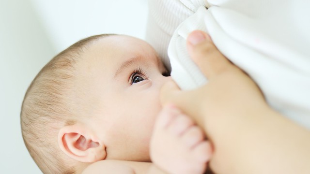 Sữa mẹ bị vón cục do đâu? Cách xử lý phù hợp mà mẹ sau sinh nên biết