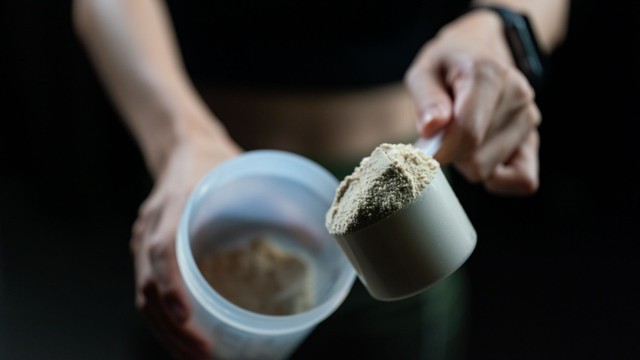 Tác hại của whey protein: Cảnh báo rủi ro và cách sử dụng an toàn