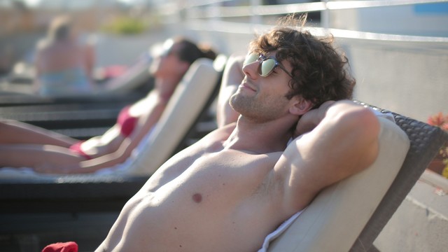 Tắm nắng có tác dụng gì với sức khỏe? Những lưu ý quan trọng khi tắm nắngc