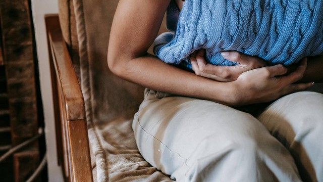 Táo bón đi ngoài ra máu có sao không? Cách phòng ngừa hiệu quả