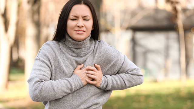 Thỉnh thoảng đau nhói ở tim là bệnh gì? Cảnh báo và giải pháp điều trị