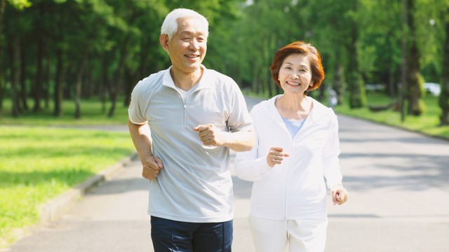 Thoái hóa khớp gối có nên đi bộ hay không? Một số lưu ý cần biết