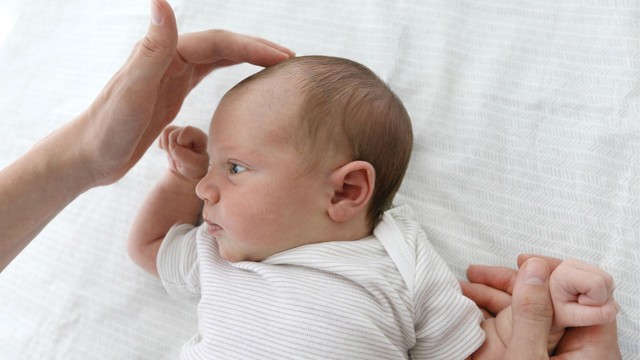 Thóp trẻ sơ sinh phập phồng có sao không? Dấu hiệu bình thường và cách chăm sóc 