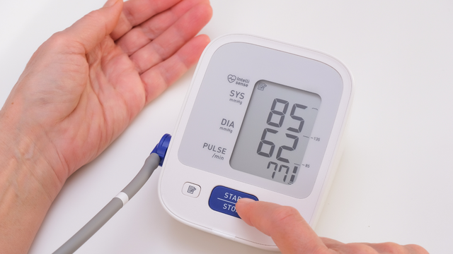 Nhịn ăn có bị tụt huyết áp không? Triệu chứng tụt huyết áp khi nhịn ăn