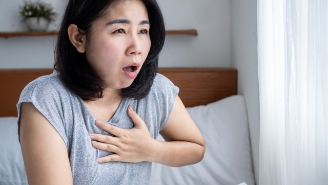 Tim đập nhanh hồi hộp khó thở là do đâu? Có nguy hiểm không?