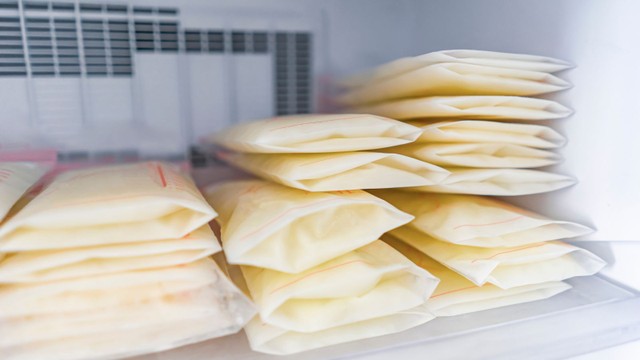 Sữa mẹ để ngăn mát được bao lâu và cách bảo quản an toàn
