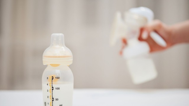 Sữa mẹ để nhiệt độ phòng được bao lâu và cách sử dụng hợp lý cho bé