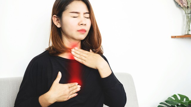 Trào ngược dạ dày nghẹn cổ họng có nguy hiểm không? Cách điều trị